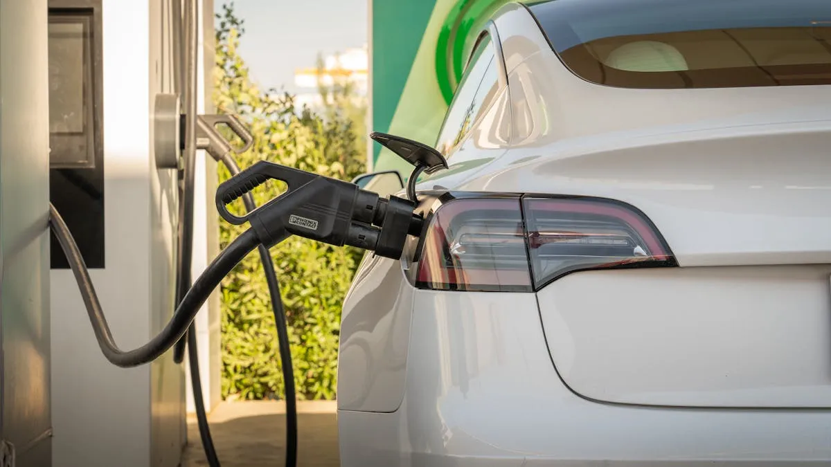 La gasolina sube otra vez en el DMV por tensión en Irán