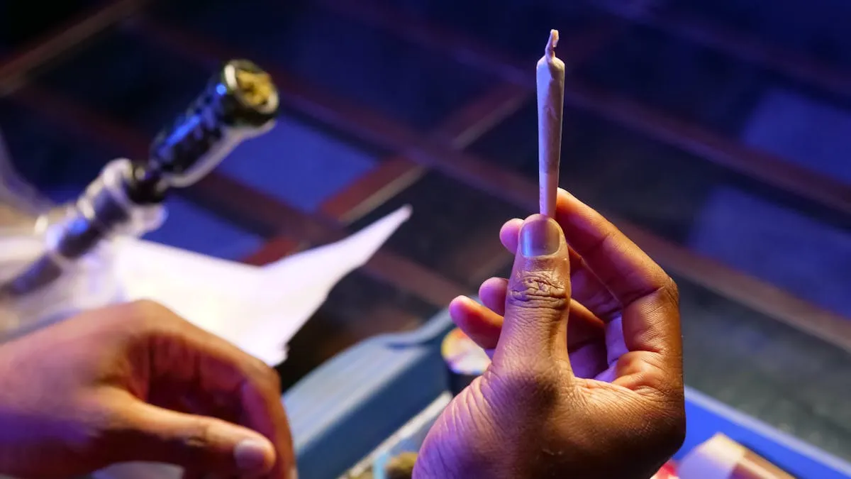 Gobernadora de Virginia revisa propuesta de mercado de cannabis