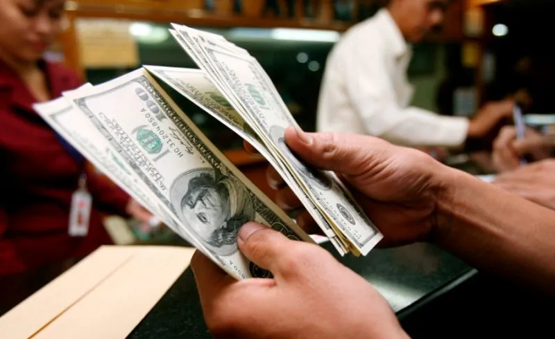Billetes y mano