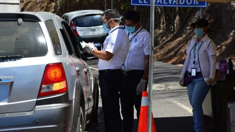 Gobierno salvadoreño pone restricciones migratorias a 10 países