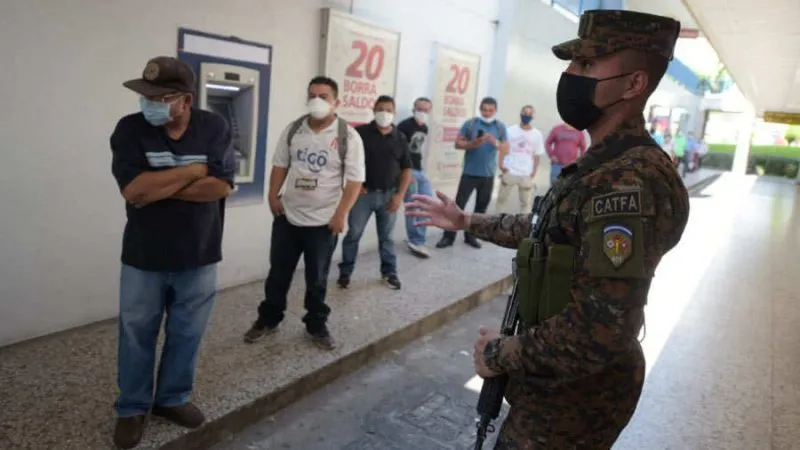 Salvadoreños sin poder retirar $300 que ofreció Gobierno