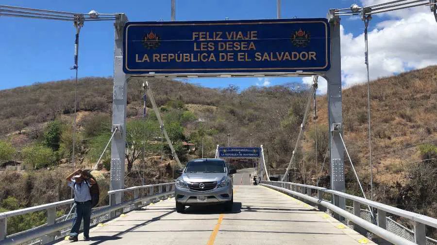 Pareja varada retorna en carro de EEUU a El Salvador