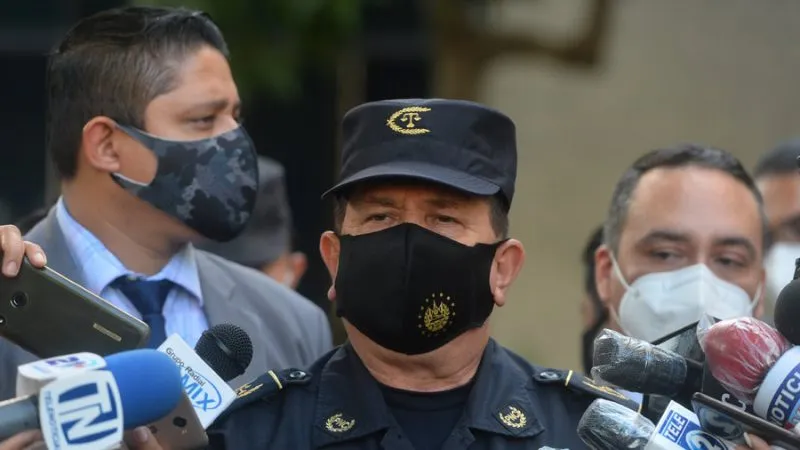 Juzgado salvadoreño desarrolla audiencia inicial contra el director de la Policía por incumplimiento de deberes