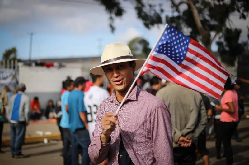Asilo Solicitante con bandera de EEUU políticas de seguridad asilo