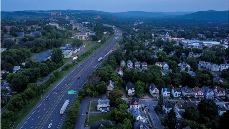 El millonario plan de Estados Unidos para reducir el racismo... con carreteras