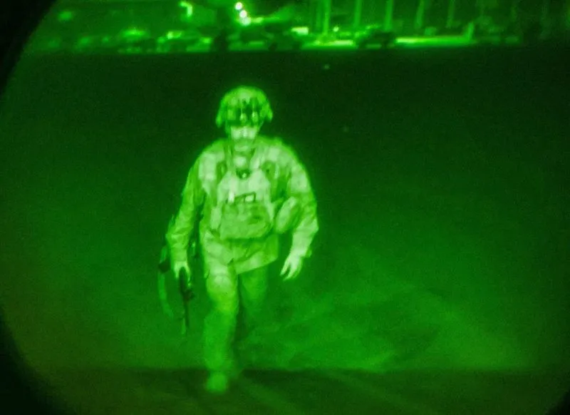 RETIRADA. El mayor general Chris Donahue al abordar un avión de carga C-17 en el Aeropuerto Internacional Hamid Karzai en Kab