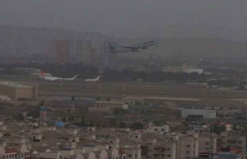 Vuelos humanitarios de Qatar Airways salen de Kabul