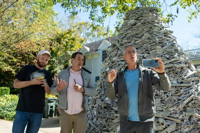 Protestan con estructura de huesos frente a las casas de funcionario de Biden y el CEO de Moderna