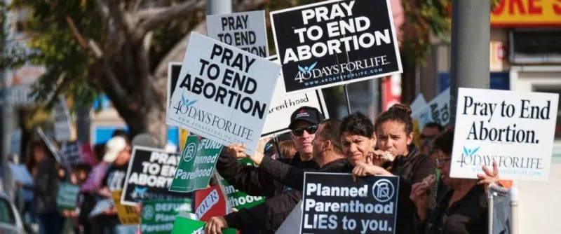 Pago a activistas, webs y jornadas a las puertas son las actividades que realizan activistas antiaborto frente a Planned Pare