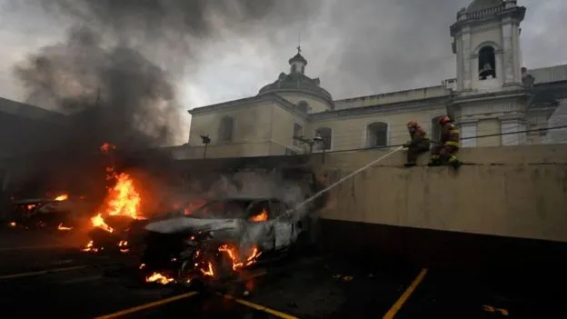 Guatemala: marcha de exmilitares termina con fuertes disturbios y manifestantes irrumpiendo en el Congreso