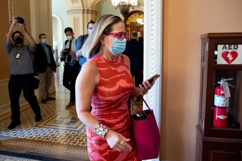 Activistas siguieron a la senadora  Kyrsten Sinema al baño para exigirle aprobar proyecto de ley