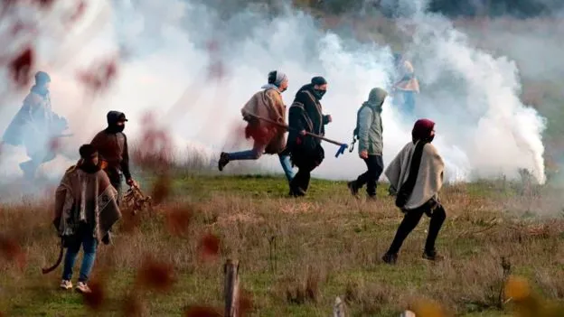 Estado de emergencia en Chile: 3 claves para entender el centenario conflicto mapuche (y por qué Piñera decidió enviar al ejército al sur del país)