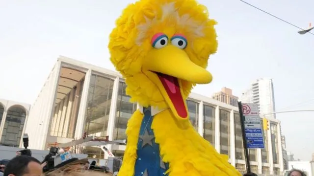 Ahora que los niños pueden vacunarse, el personaje de Plaza Sésamo anunció que recibió su dosis. Conservadores lo criticaron.