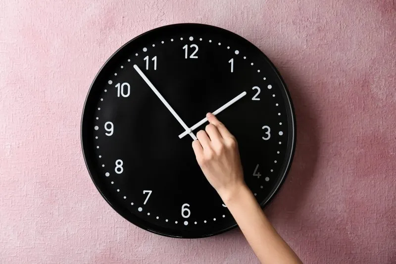 Este domingo termina el Daylight Saving Time y otra vez toca ajustar los relojes, pero sigue causando confusión en estadounid