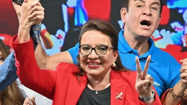 Elecciones en Honduras: amplia ventaja de la izquierdista Xiomara Castro sobre el oficialista Nasry Asfura con el escrutinio paralizado en el 51%