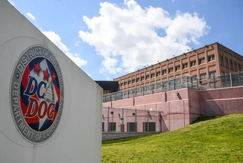 ¿Perseguido por ser gay en DC? Eso dice ser un médico del Departamento de Correccionales