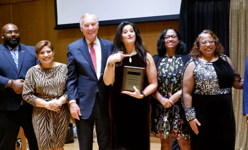 Premian a distinguidas mujeres latinas del DMV
