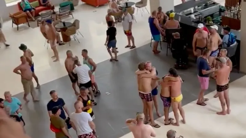 Narcos dejan dos muertos y un turista herido en playa de Cancún. / @MikeSington