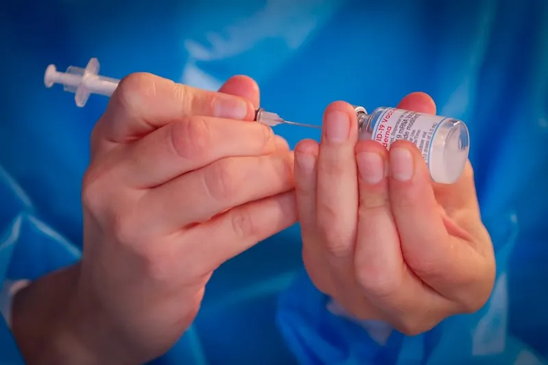 Variante ómicron del COVID-19 ya está en Latinoamérica. Detectan dos casos en Brasil