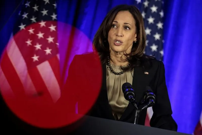 Los ataques a Kamala Harris ahora son en español