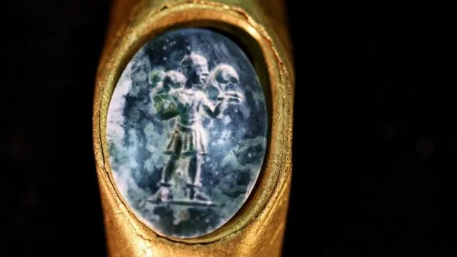 El fascinante hallazgo en el Mediterráneo de un anillo de oro de la época romana con una imagen de Jesucristo como "el buen pastor"