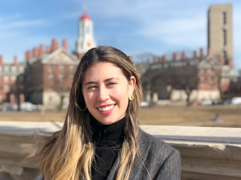 De Bogotá a Cambridge: Conoce a Raquel Coronell, la primera latina en dirigir el prestigioso periódico de Harvard