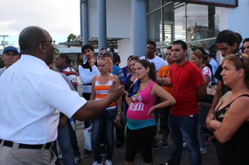 Cubanos hacen fila para comprar boletos de salida de la isla. ¿Es tan fácil?