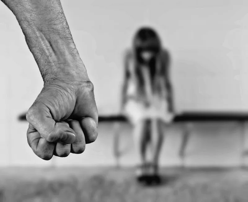 Latina víctima de tráfico sexual acusa a policías de Fairfax, Virginia, por encubrir y aprovecharse