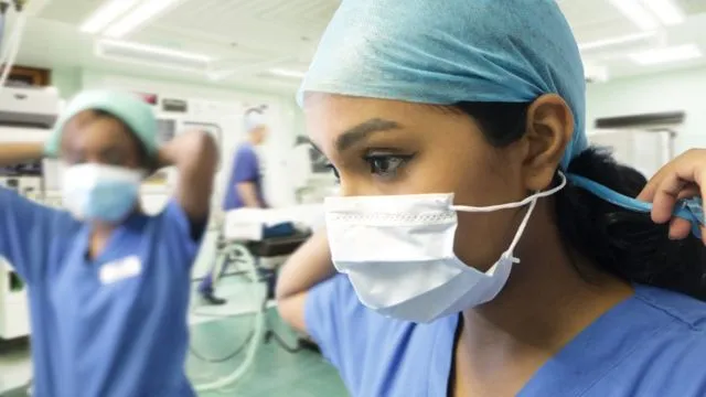 Covid: los síntomas de la variante ómicron "parecen ser menos severos", aunque el riesgo para los sistemas de salud continúa