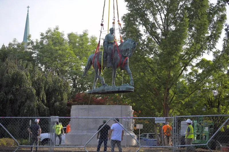 La estatua del general confederado Robert E. Lee que estaba en Virginia, será fundida para crear otra pieza de arte.