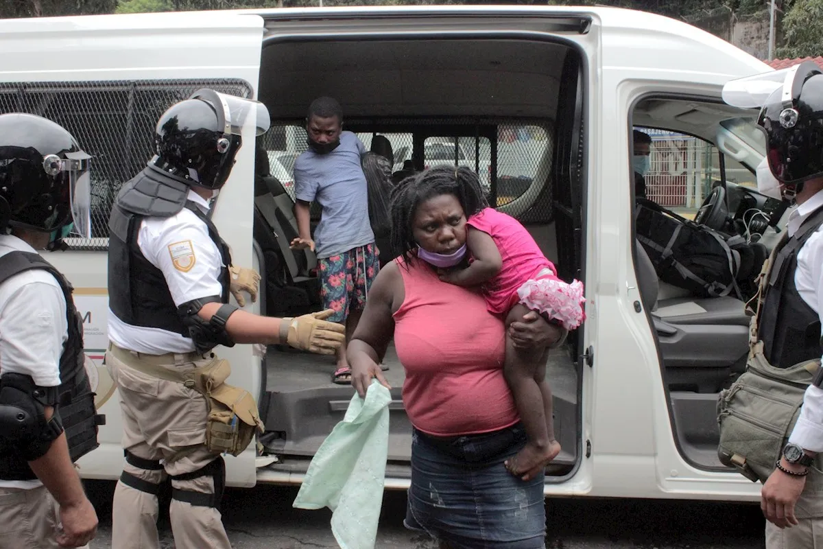 Más de 100 oficiales de migración en México son investigados por corrupción