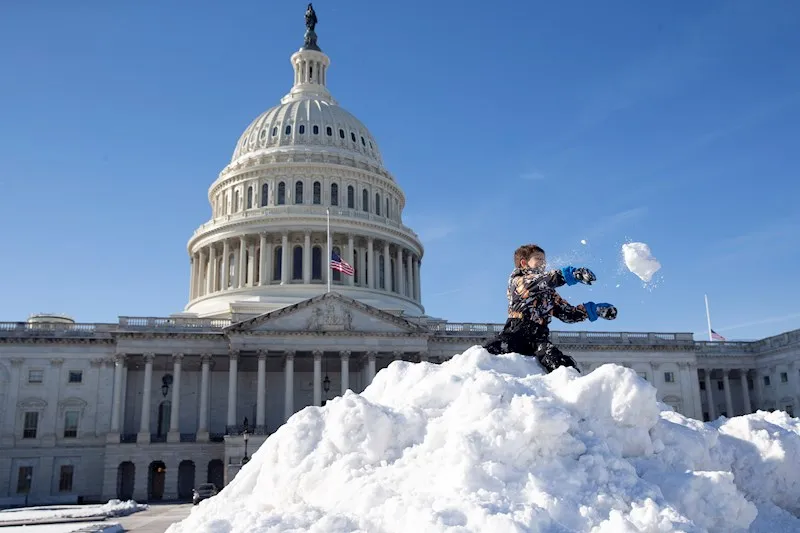 La nieve deja escuelas cerradas y carreteras resbaladizas en DC