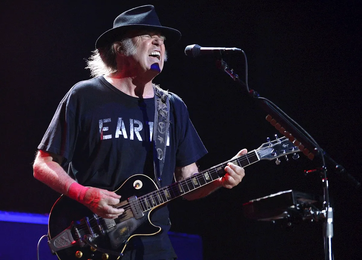 Neil Young Spotify mantendrá podcast de Joe Rogan... Pero vendrán avisos de contenido