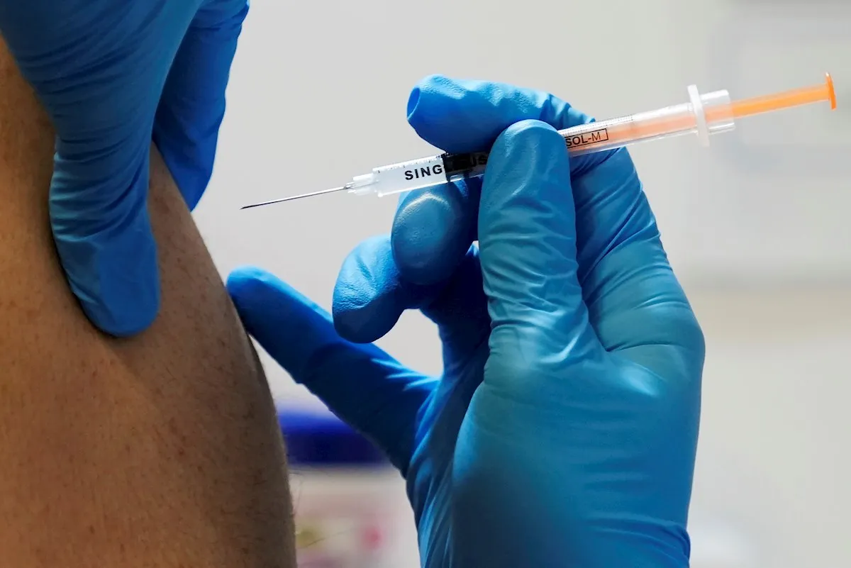 Moderna cuenta con la aprobación completa de la FDA. Esto es lo que debes saber