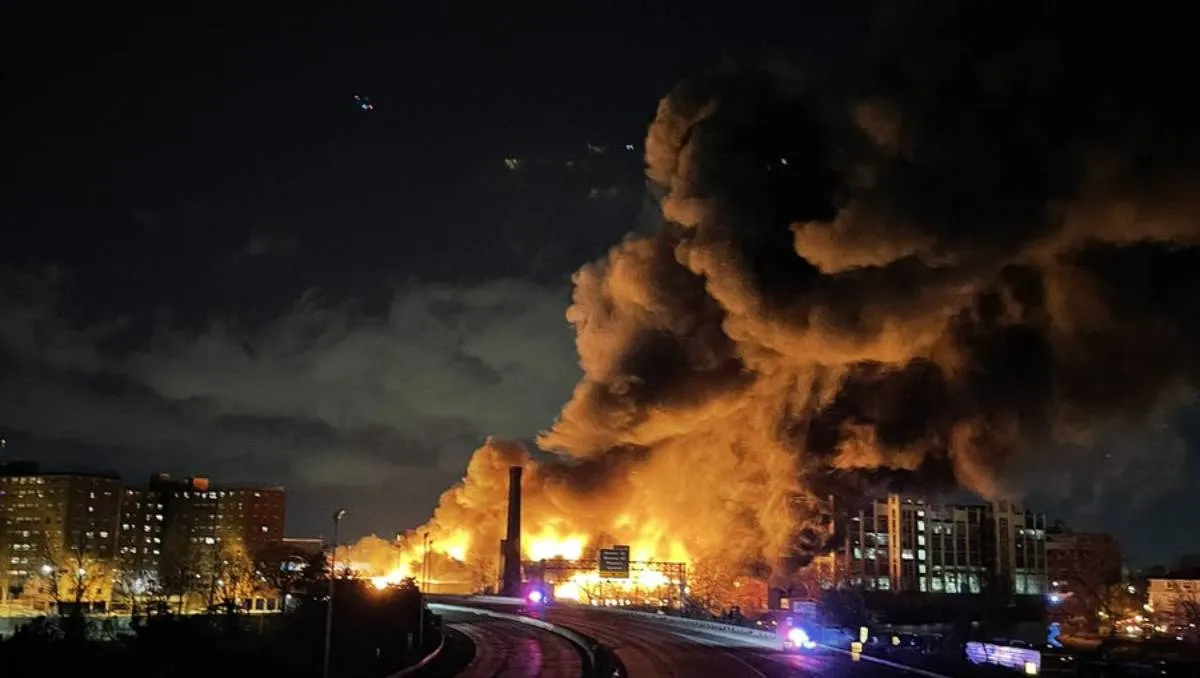 Incendio voraz afecta a fábrica de químicos de New Jersey
