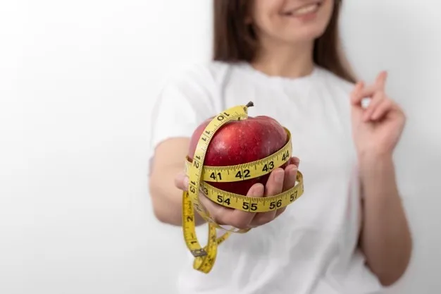 Mujer sosteniendo manzana