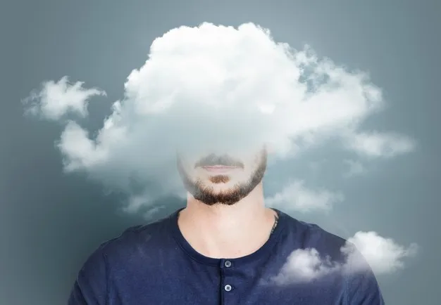 Hombre con nube frente a su cara para ocultar expresión facial.