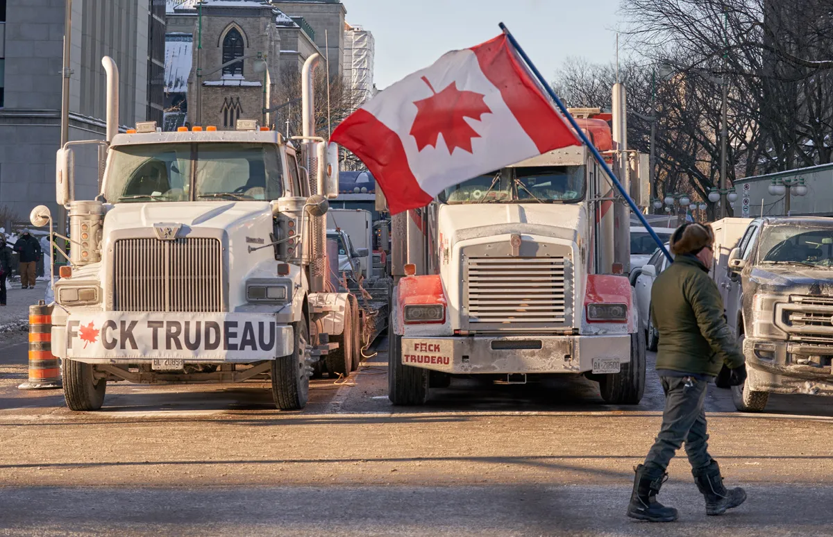 Camioneros cierran puente más transitado entre Canadá y Estados Unidos