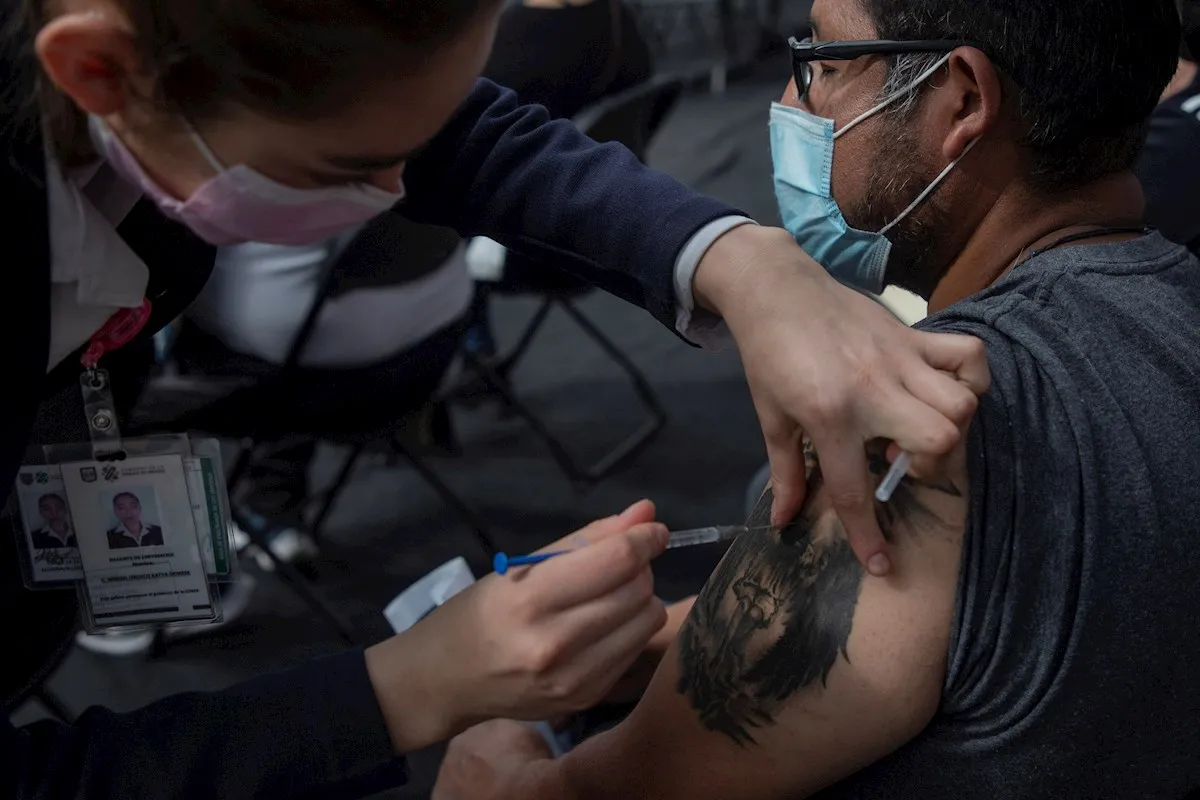 El mundo relaja las restricciones por COVID-19. La OMS pide cautela