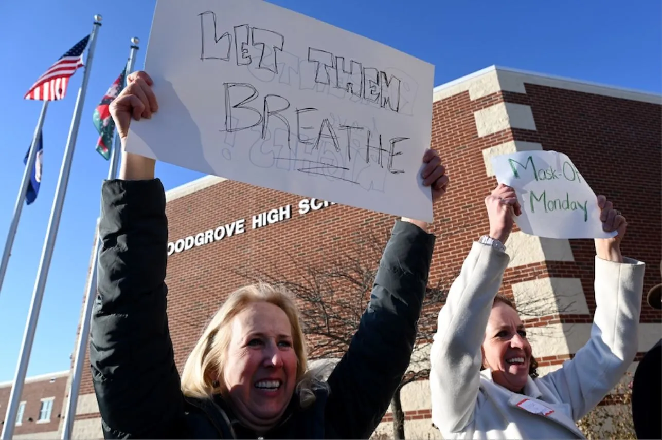 Juez de Loudoun detiene el mandato de cubrebocas escolar. Al mismo tiempo una ley estatal los hizo opcionales