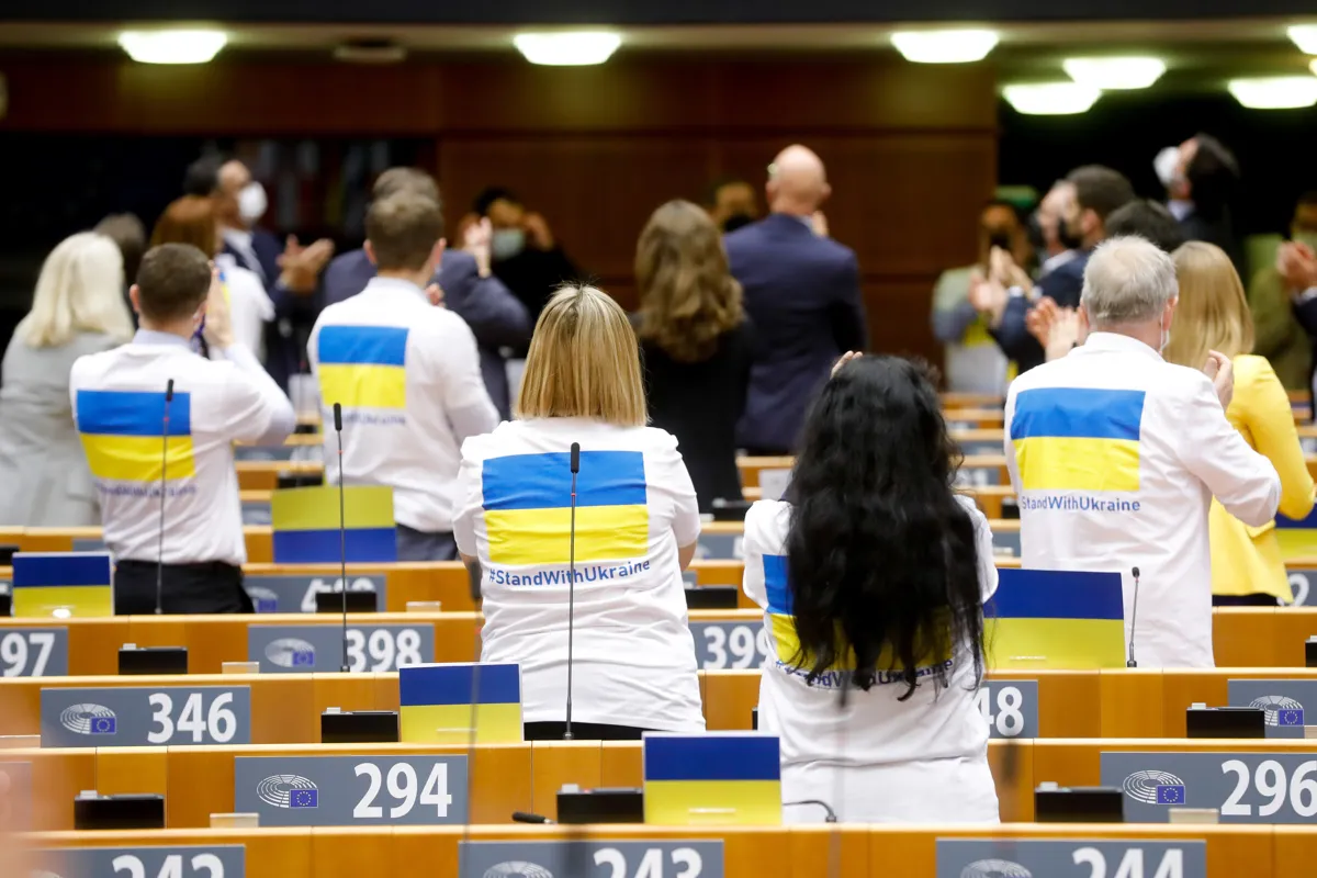 Zelensky dice que Ucrania no se doblegará. La UE aprueba fondos para ayudar