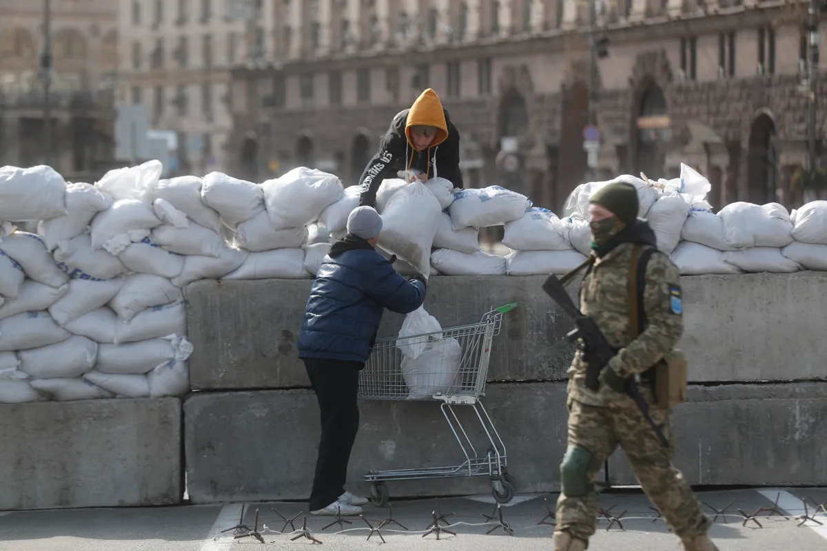 Desplazados ucranianos ya son 2,5 millones. Rusia ataca por el oeste
