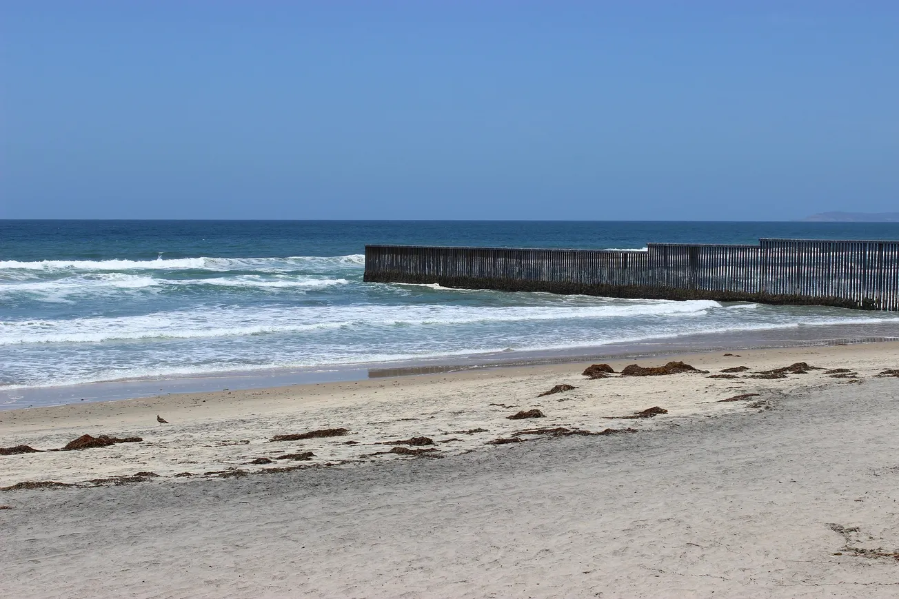 valla fronteriza en playas de tijuana