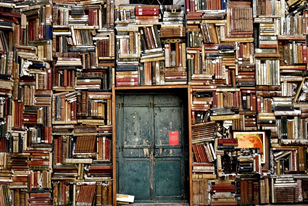 Latinos con libros sobre latinos