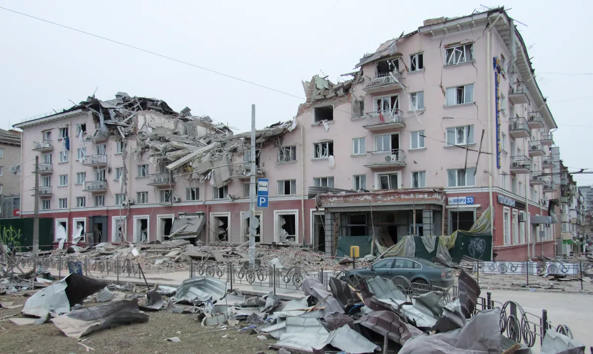 Bombardeos rusos castigan ciudades ucranianas de Mariupol y Kiev