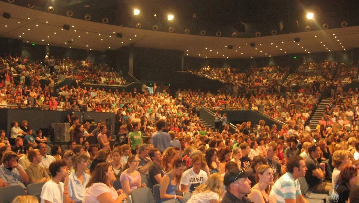 Renuncia pastor de la iglesia Hillsong tras acusaciones sobre trato inapropiado hacia las mujeres