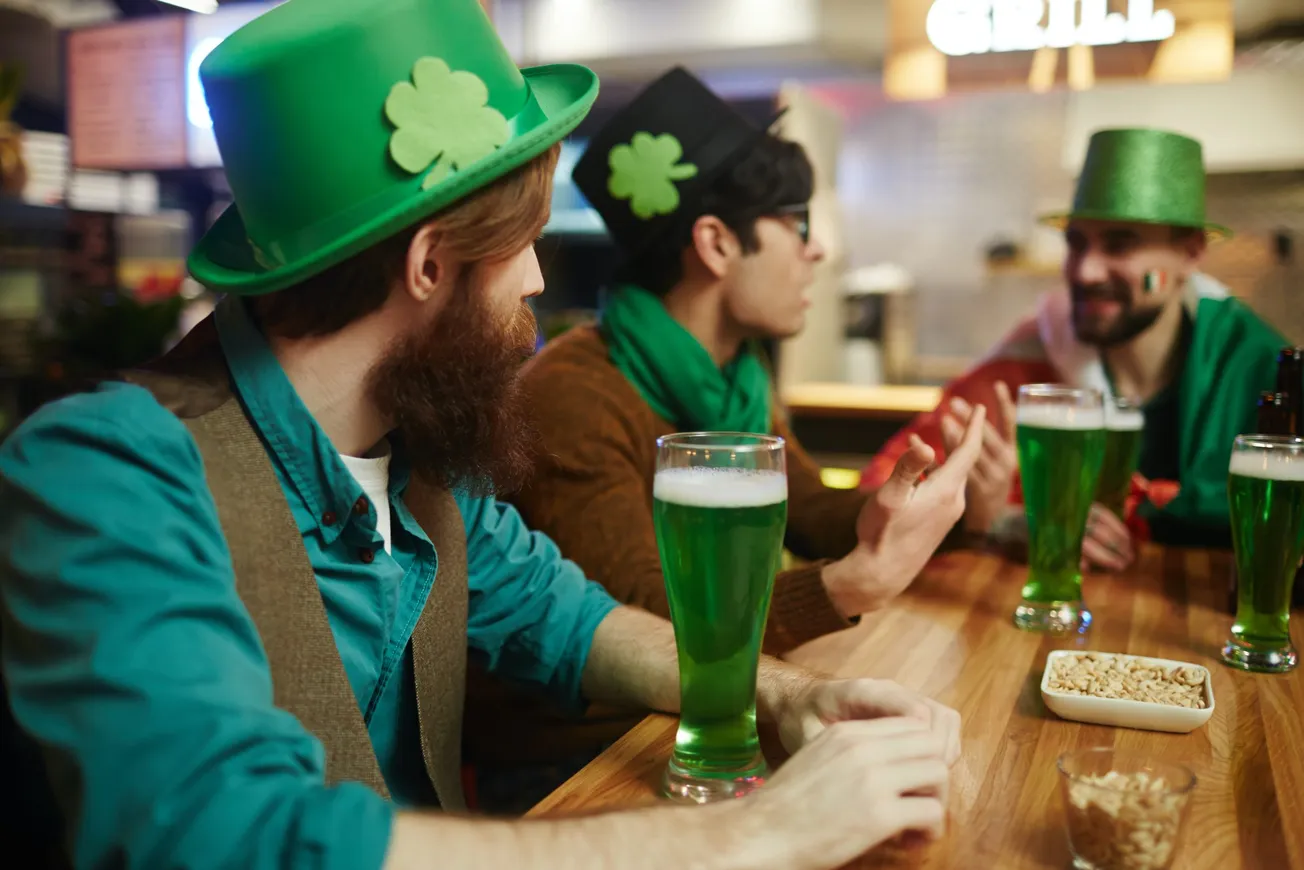 Jóvenes celebrando el día de San patricio en EE.UU