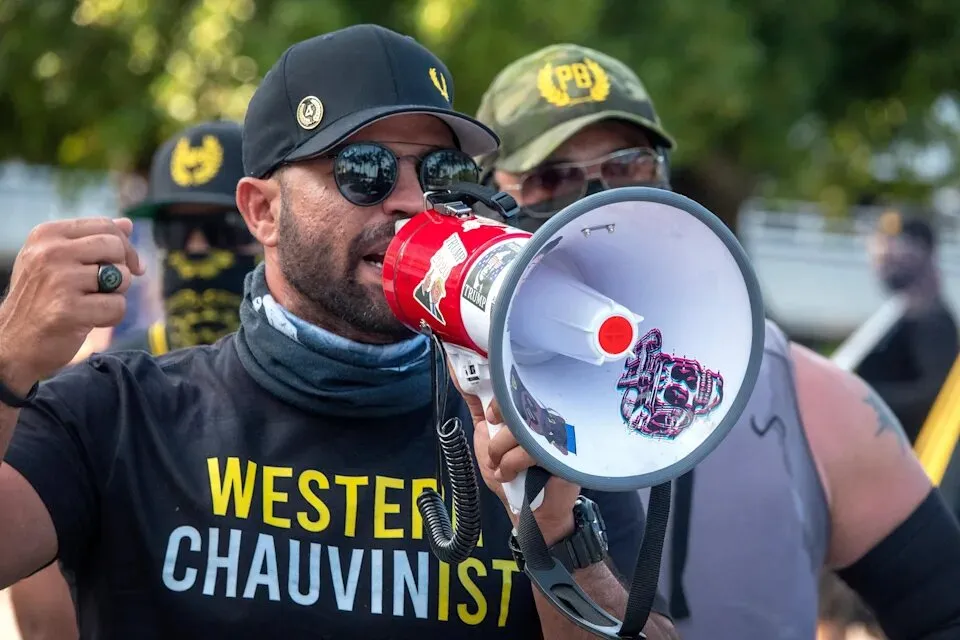 Líder de los Proud Boys enfrenta una sentencia de cárcel de hasta 20 años