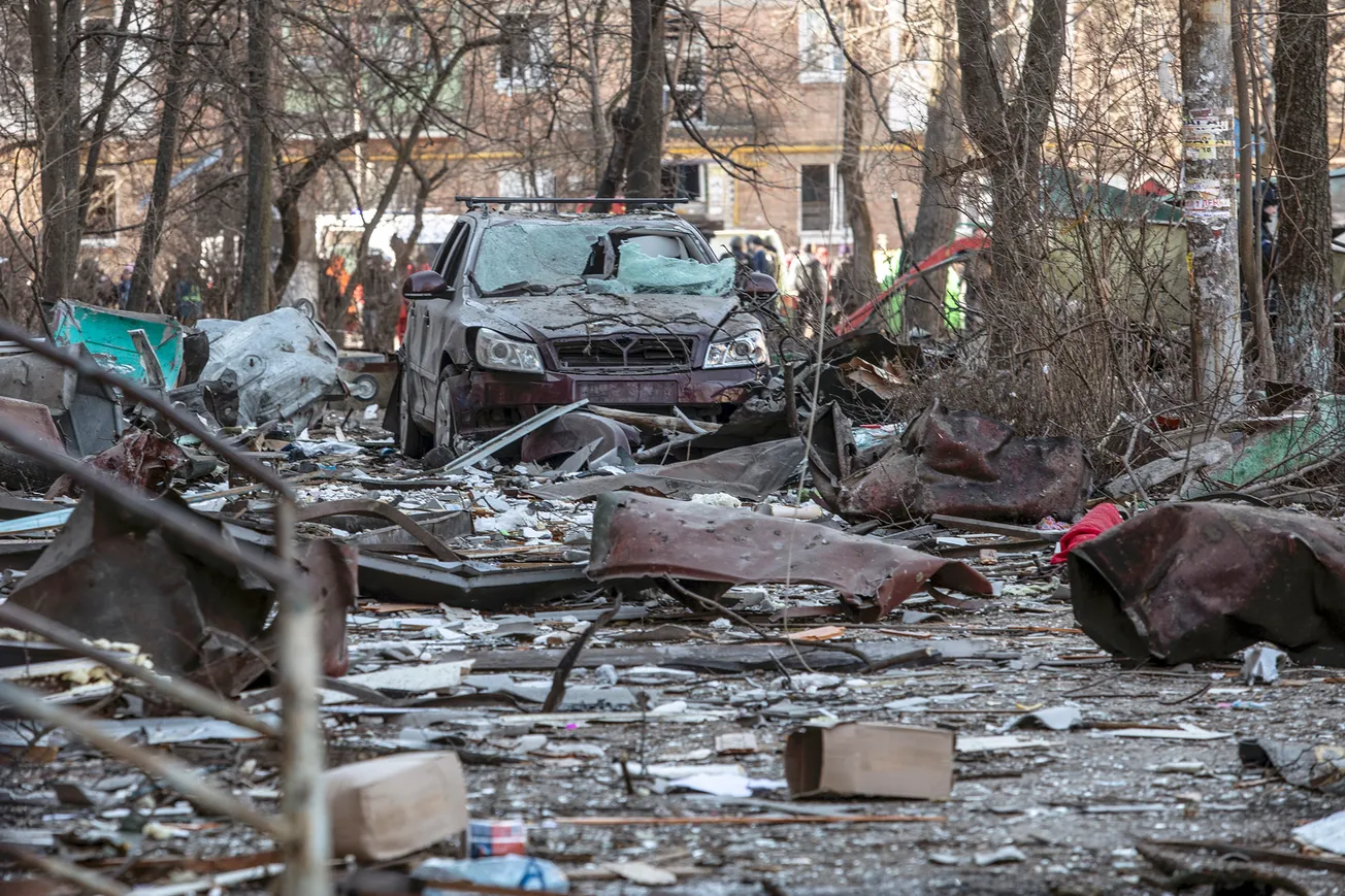 Carro quemado por bombas rusas