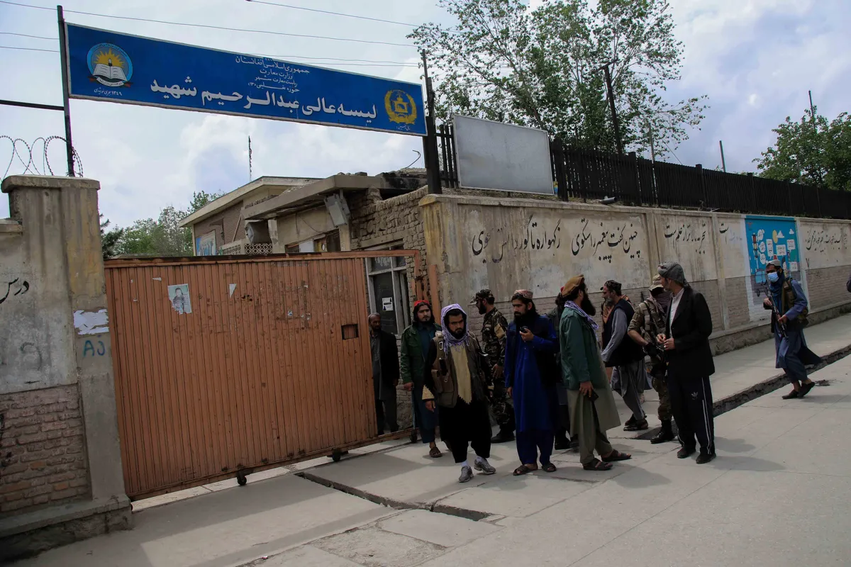 Seis muertos y 17 heridos tras explosiones en escuela de Kabul